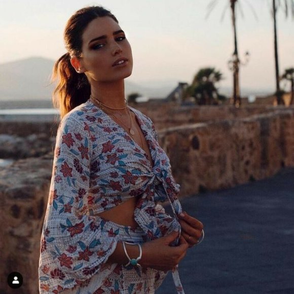 TIGERLILY Zautla Long Bell Sleeve Tie Front Floral Crop Top - Picture 7 of 12